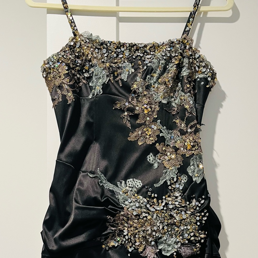 ❤️ Designer STUNNING APPLIQUÉD COCKTAIL DRESS in Black Satin! MINT CONDITION‼️